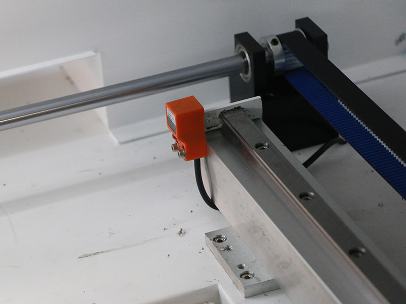 HIWIN旋轉(zhuǎn)導(dǎo)軌 CO2 激光雕刻機(jī)