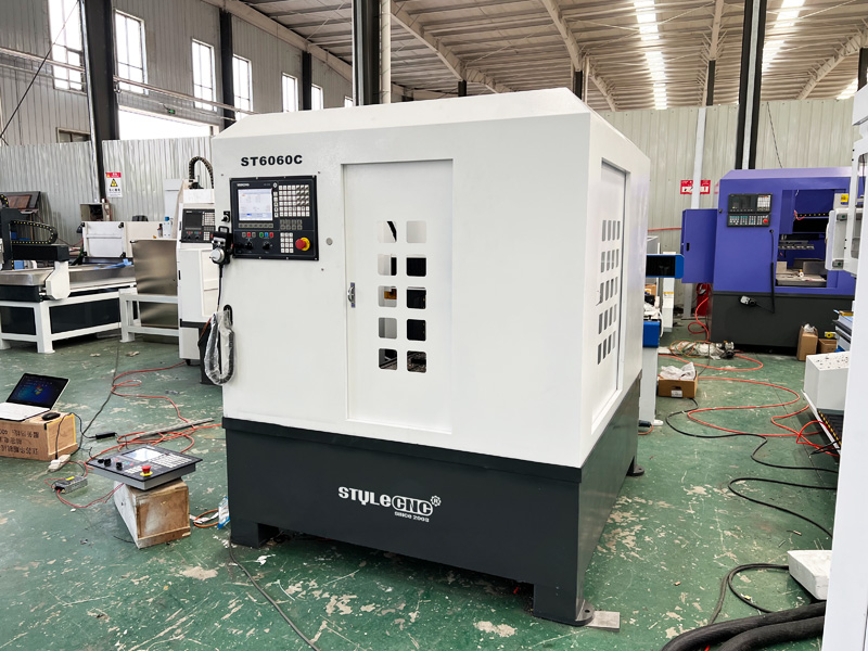 帶自動換刀裝置的數(shù)控成型機