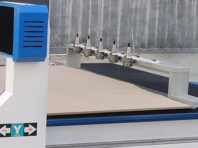 適合初學(xué)者的帶換刀裝置的4x4數(shù)控雕刻機(jī)工作臺套件