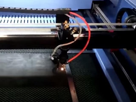 STJ9060 適合小型企業(yè)的激光墊片切割機(jī)