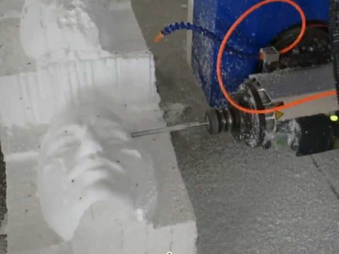 用于泡沫銑削的大型五軸數(shù)控雕刻機(jī)