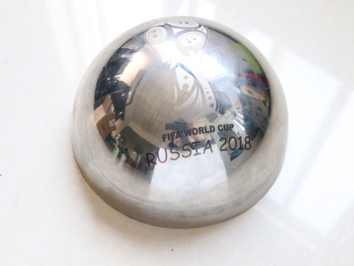 半球形鋼標(biāo)刻 FIFA 世界杯徽標(biāo)