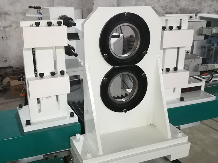 雙主軸自動(dòng)數(shù)控木工車床，用于棒球棒