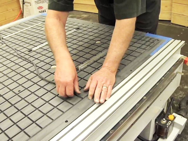 為什么數(shù)控木工雕刻機(jī)工作臺(tái)吸力不足？