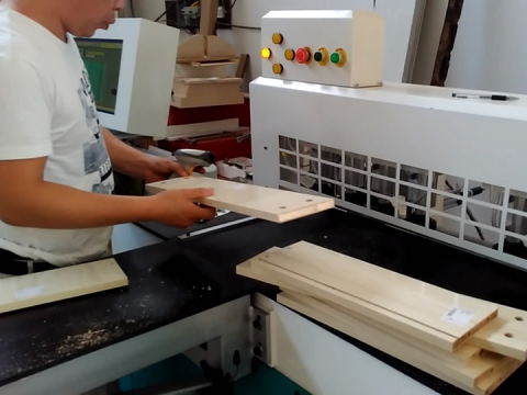 自動(dòng)數(shù)控側(cè)鉆機(jī)如何工作？