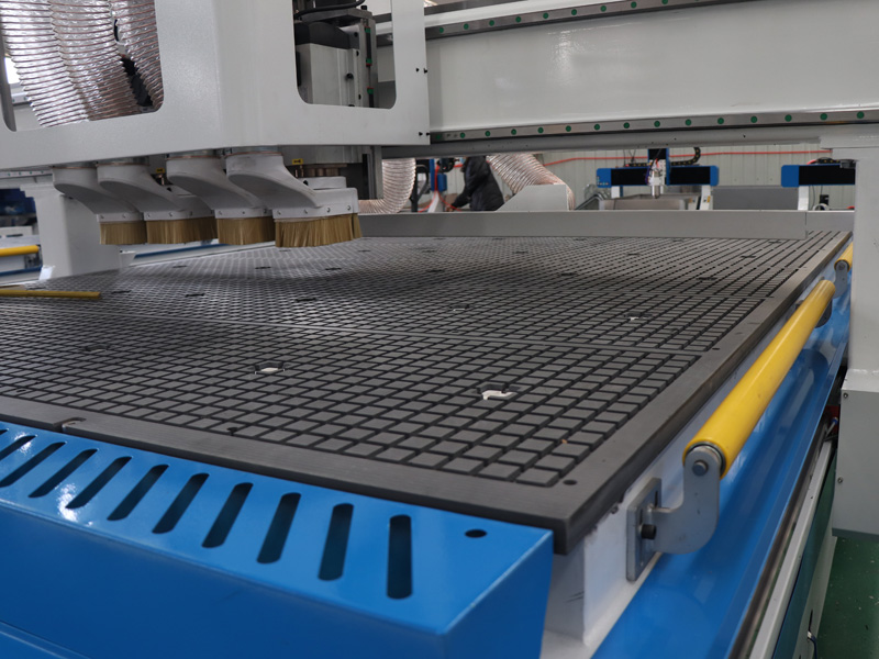 出售工業(yè)自動換刀數(shù)控雕刻機(jī)配備4個(gè)主軸