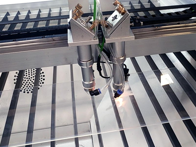 價格實惠的激光雕刻機，適用于皮革、織物、紙張、牛仔褲