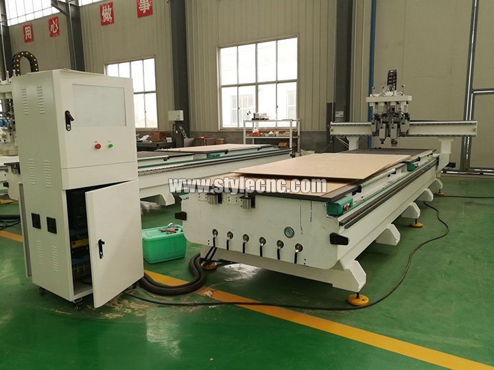 帶 4 個(gè)主軸的氣動(dòng)自動(dòng)換刀數(shù)控雕刻刻機(jī)