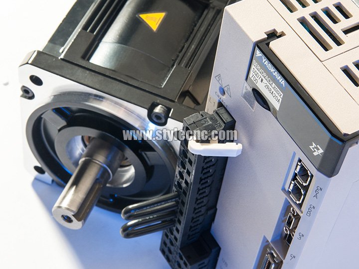 安川數(shù)字伺服驅(qū)動(dòng)器和電機(jī)