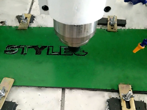 小型業(yè)余愛好數控銑床切割鋁板