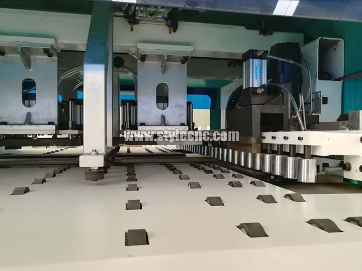 木工自動(dòng)數(shù)控鉆孔開槽機(jī)