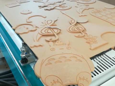 用于中密度纖維板切割的三軸數(shù)控機床