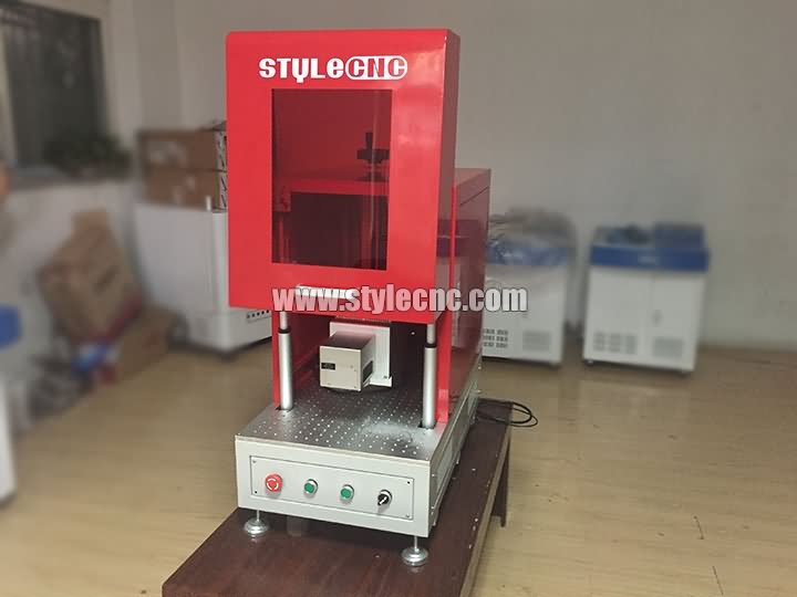 帶保護(hù)罩的光纖激光打標(biāo)機(jī) 帶保護(hù)罩的光纖激光打標(biāo)機(jī)