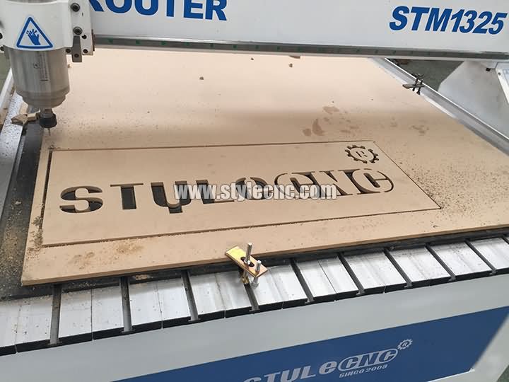 標(biāo)準(zhǔn) 1325 數(shù)控木工機(jī)，用于中密度纖維板切割