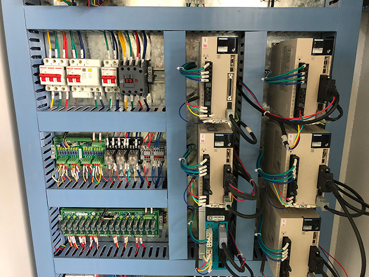 日本YASKAWA伺服電機(jī)CNC木工加工中心 日本YASKAWA伺服電機(jī)CNC木工加工中心