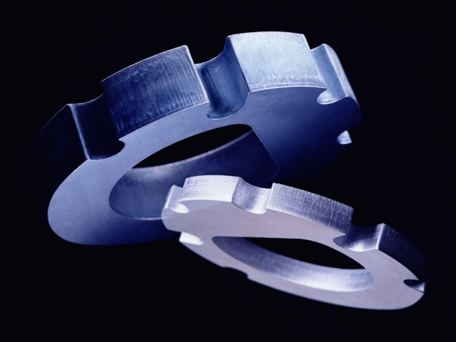 高功率光纖激光切割厚金屬板和管