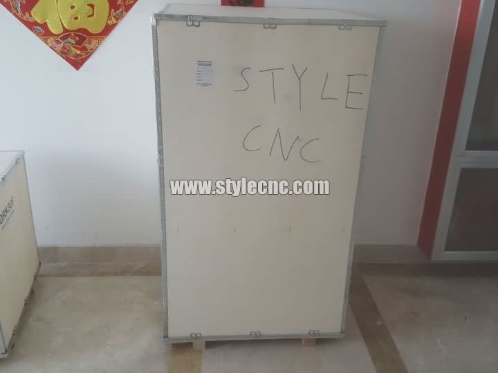 膠合板包裝 30W MOPA光纖激光打標系統(tǒng)發(fā)貨塞爾維亞