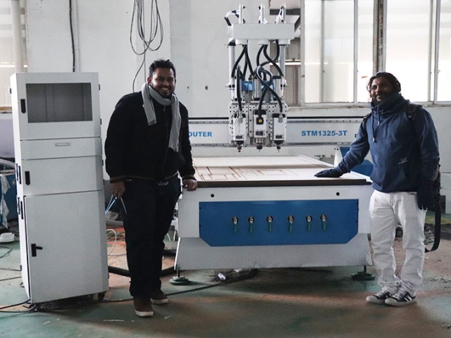 英國 3 主軸多任務(wù)數(shù)控雕刻機(jī)機(jī)