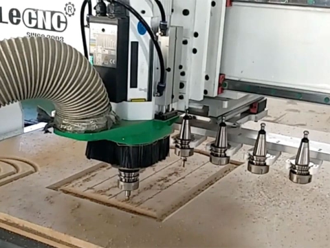 經(jīng)濟(jì)實(shí)惠的數(shù)控雕刻刻機(jī)套件，配有線性工具更換器