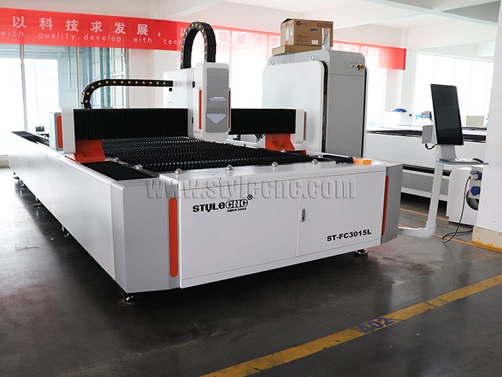 ST-FC3015L 為美國(guó)客戶(hù)提供光纖激光切割機(jī)