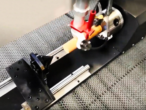 如何使用激光雕刻切割機(jī)的旋轉(zhuǎn)附件？