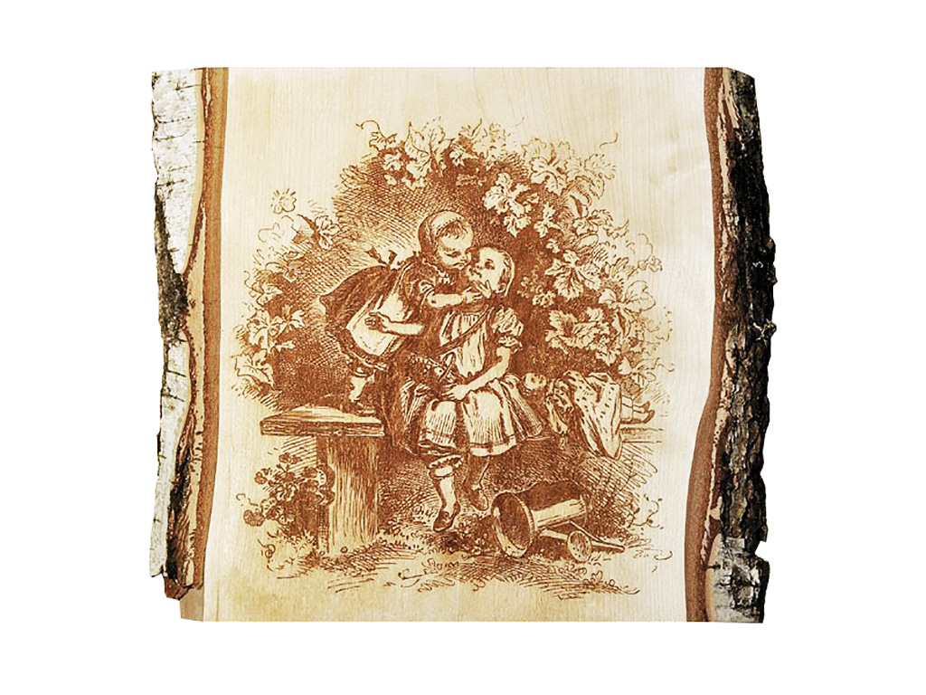 用激光雕刻木頭上的愛心照片