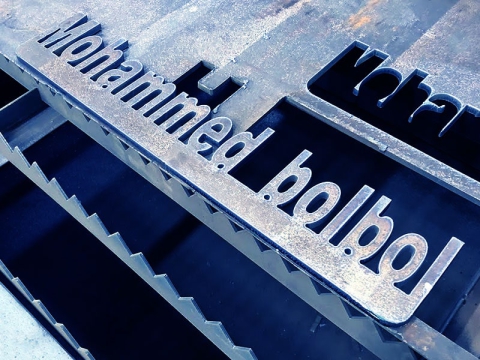 工業(yè)數(shù)控等離子切割工作臺(tái)，配備 Hypertherm 等離子切割機(jī)