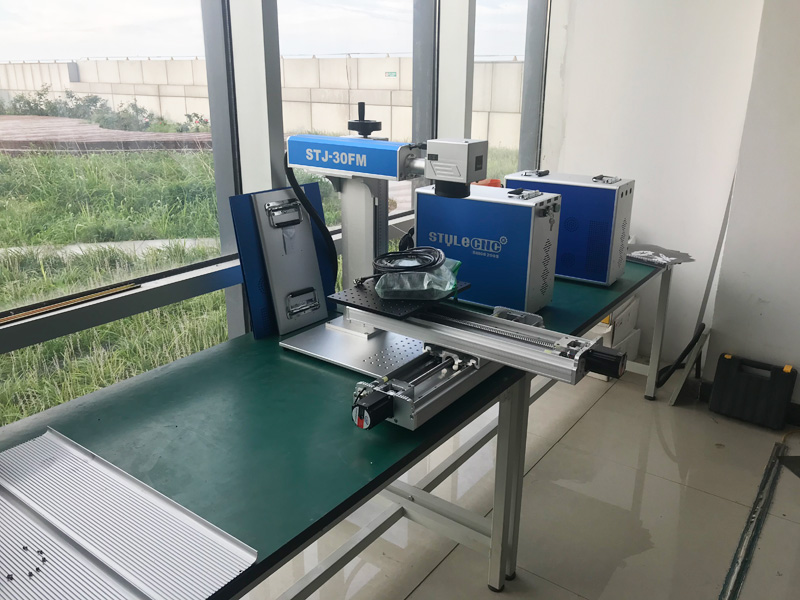 帶 XY 2 軸移動(dòng)工作臺的光纖激光雕刻機(jī)，適用于 2D 工作臺