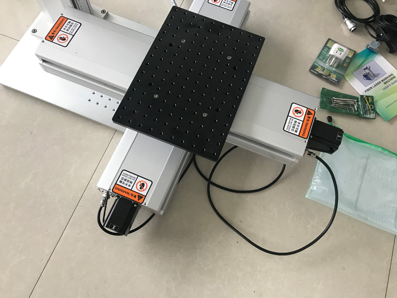 帶橫向滑軌的滑動(dòng)工作臺