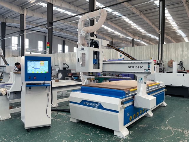 2025全新 4x8 帶換刀裝置的木工數(shù)控雕刻機(jī)