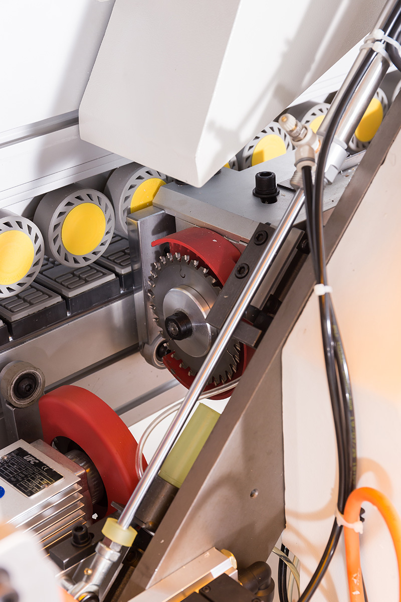 使用封邊機進(jìn)行末端切割