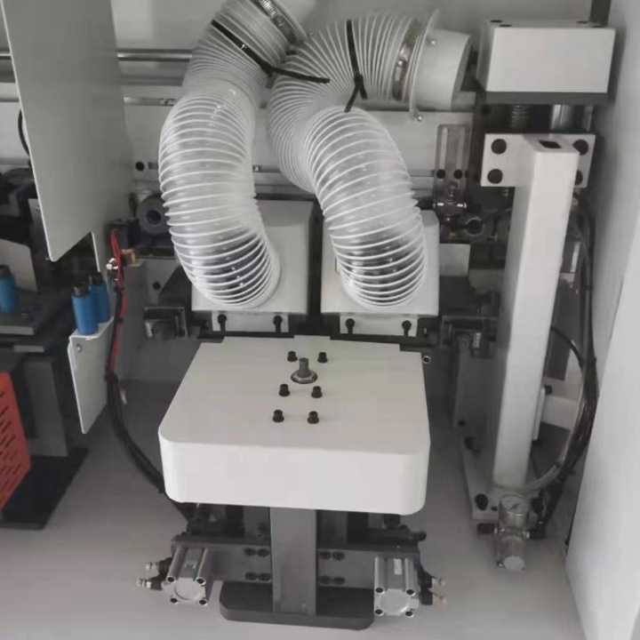 使用封邊機進(jìn)行預(yù)銑削