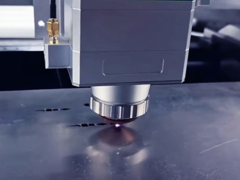 使用高精度金屬激光切割機(jī)切割銀