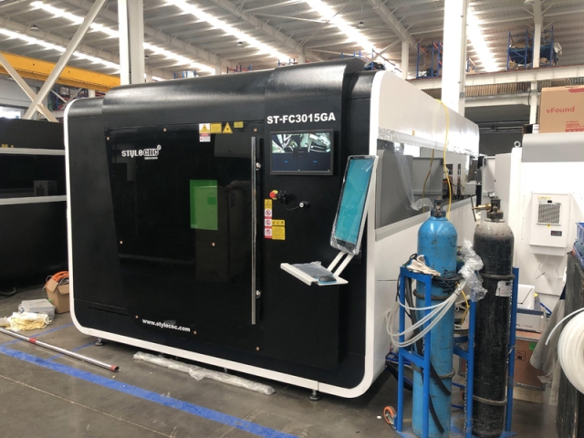 美國(guó)自動(dòng)精密數(shù)控光纖激光金屬切割機(jī)