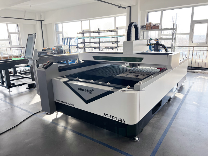 2025最便宜 4x8 光纖激光不銹鋼切割機 1500W