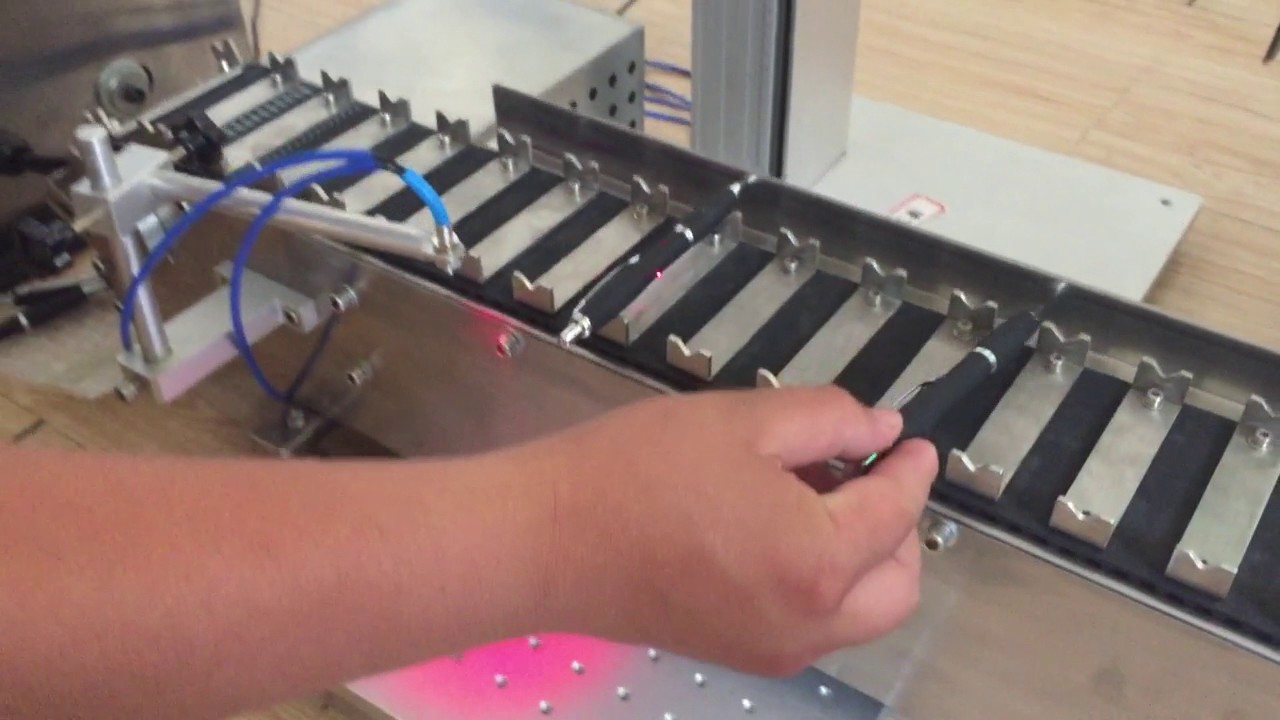 MOPA 激光打標(biāo)機(jī)帶傳送帶，用于筆雕刻