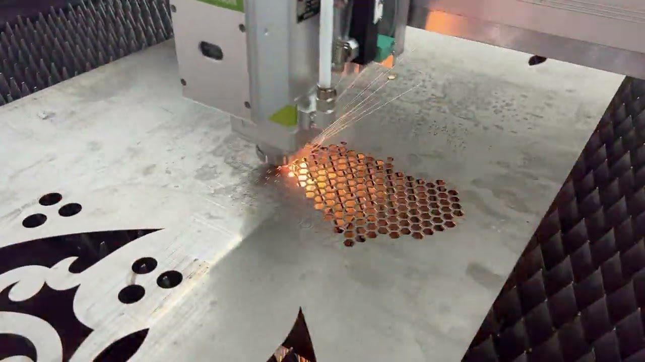 1500W 用于定制金屬標(biāo)牌的光纖激光切割機(jī)